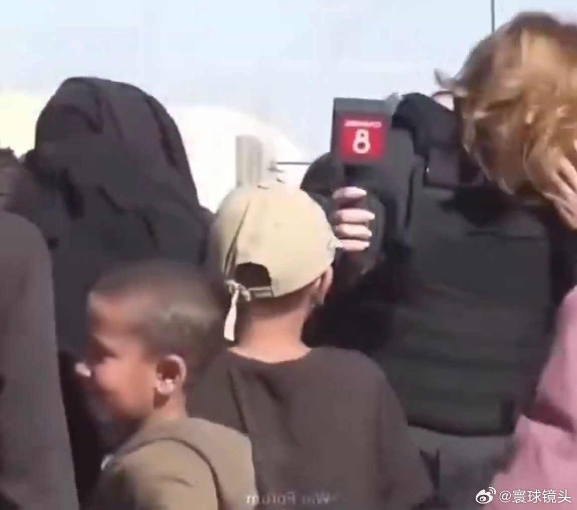 寰球镜头幸好这个记者去的是叙利亚，即便被石头砸了，那也是多元文化。要是国籍一换，