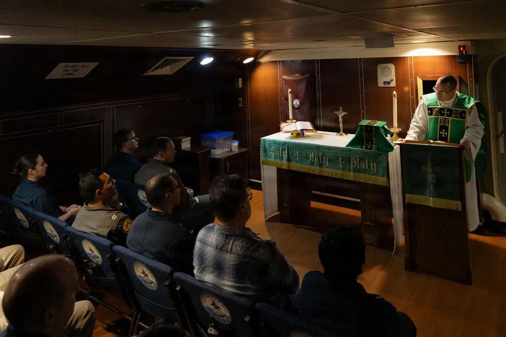 原来美军的航空母舰上还有教堂。
2026年1月25日，美国海军水手们在大西洋尼米