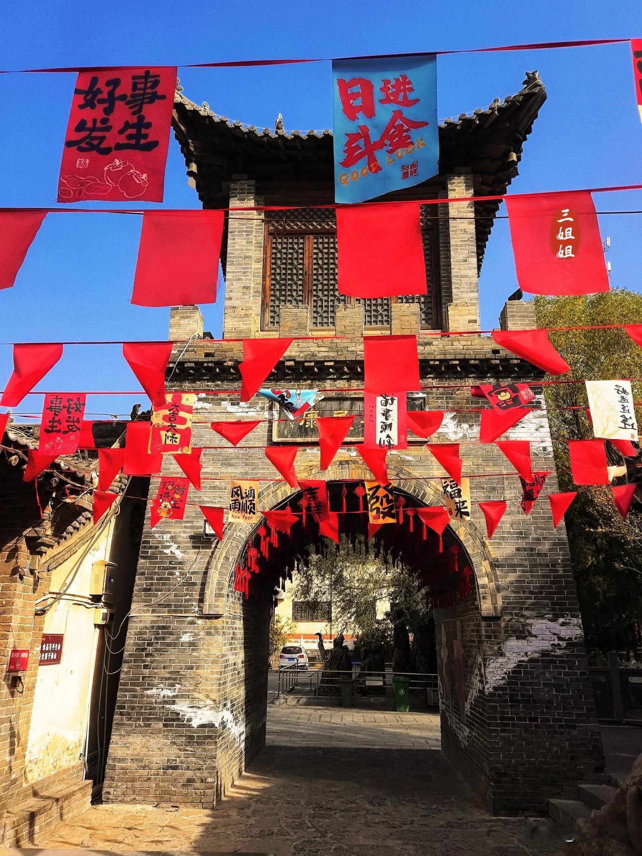 长寿山红叶节落幕了，风情古镇也人去屋空。
有一种古镇叫“无语”。长寿山风情古镇坐