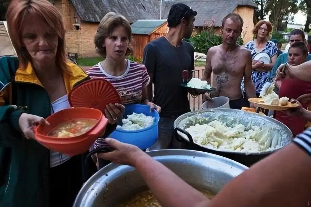 不理解美国普通底层人民不是一直生活在水深火热之中吗
        我们又不是第