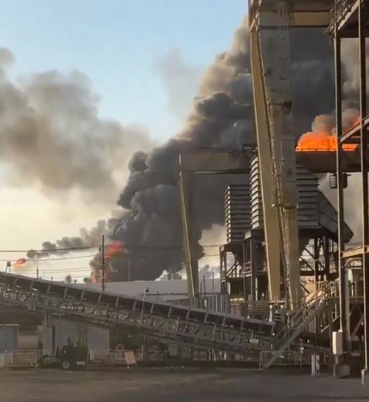 美国亚瑟港发生巨大爆炸，炼油厂炸成一团火球，暴露和中国的差距！

现场那叫一个吓