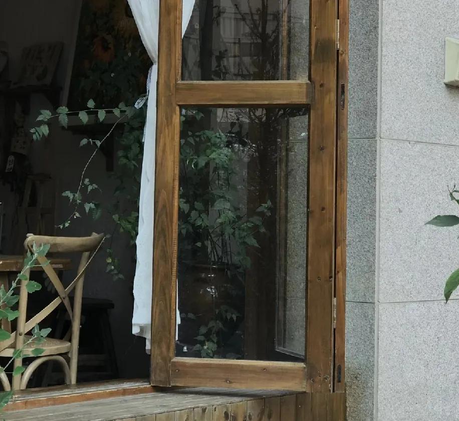 坐在这家木窗小店，忽然想起小学那个在我家门口喊我玩的男生，他大大方方跟别人说“我