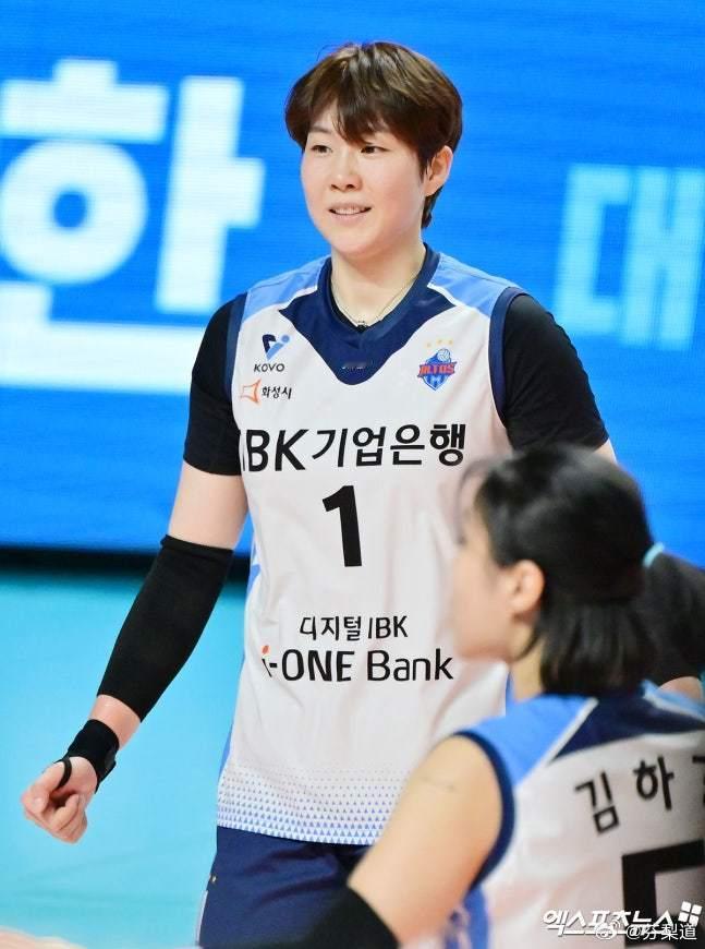 国际排坛动态韩国女排IBK企业银行的李素英依然没有决定是手术还是康复治疗，不过赛