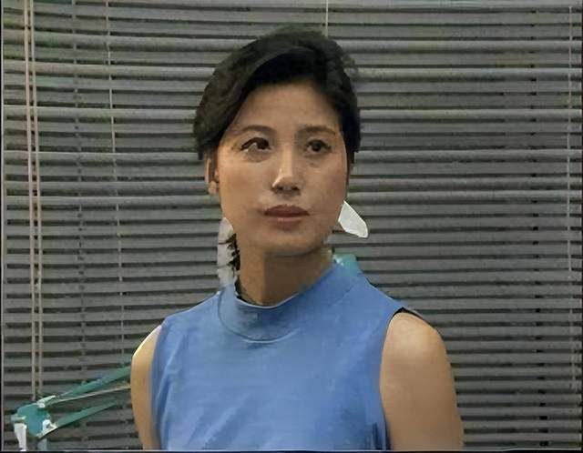 不满前夫丁克果断离婚，转头嫁画家丈夫，51岁高龄怀孕喜得龙凤胎