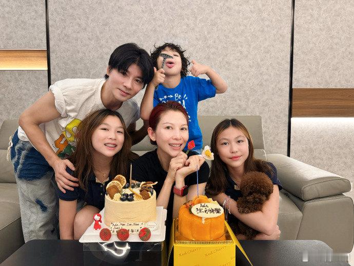 蔡少芬张晋生日合照蔡少芬张晋庆生合照蔡少芬过生日，张晋的庆祝仪式感拉满了！鲜花蛋