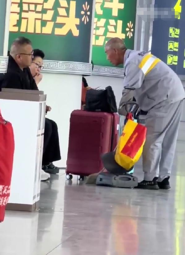 "人不可貌相！"5 月 8 日，呼和浩特高铁大厅上演了最讽刺的一幕。一家三口穿着