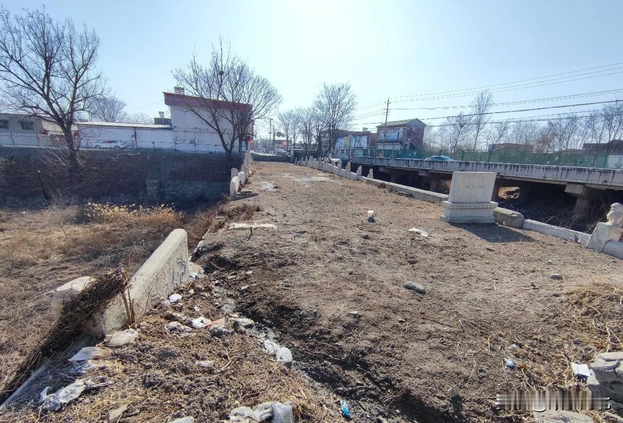 在安国市的伍仁桥村南有一座建造于明代石桥，这座桥原本叫做万寿桥、贵妃桥。原来，明