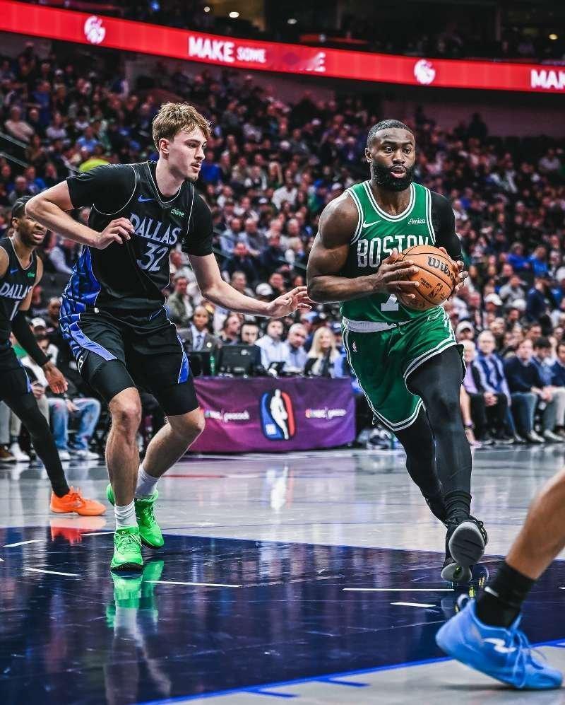 本赛季上半程联盟各名球员的掉球数，杰伦位居第一。前五如下：1、杰伦-布朗：76次