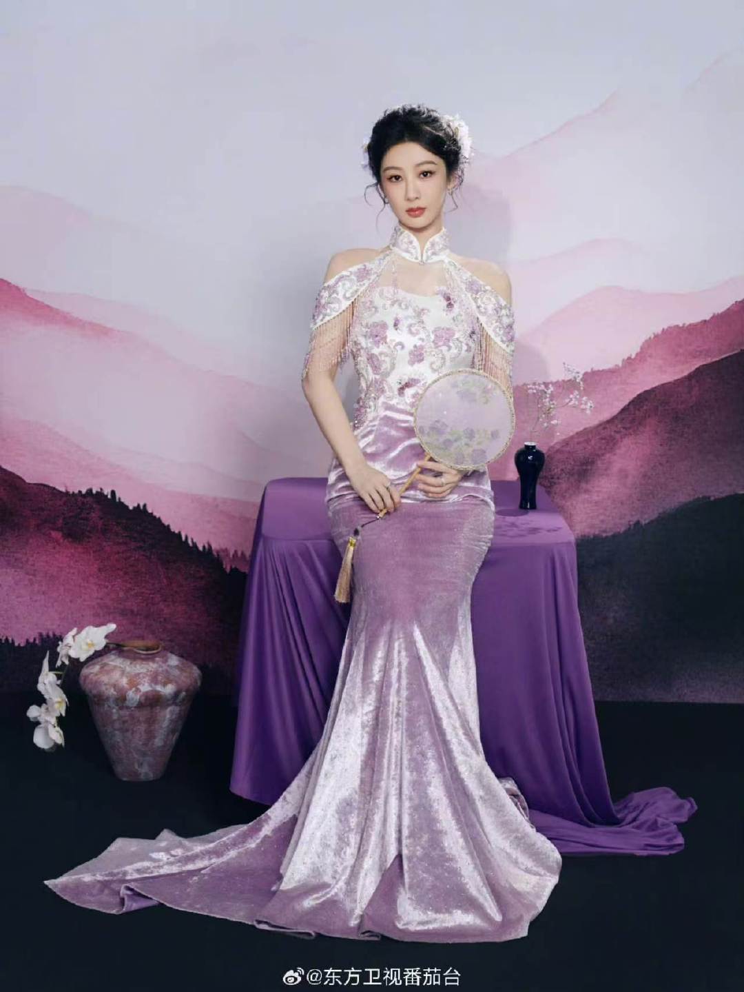 杨紫白紫渐变鱼尾裙杨紫紫色丝绒鱼尾裙 杨紫好适合这种中式造型！ 杨紫