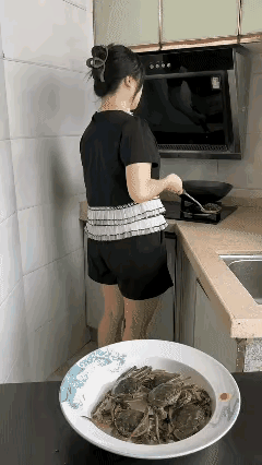 好家伙
这个美女够狠
直接上油就浇[捂脸]