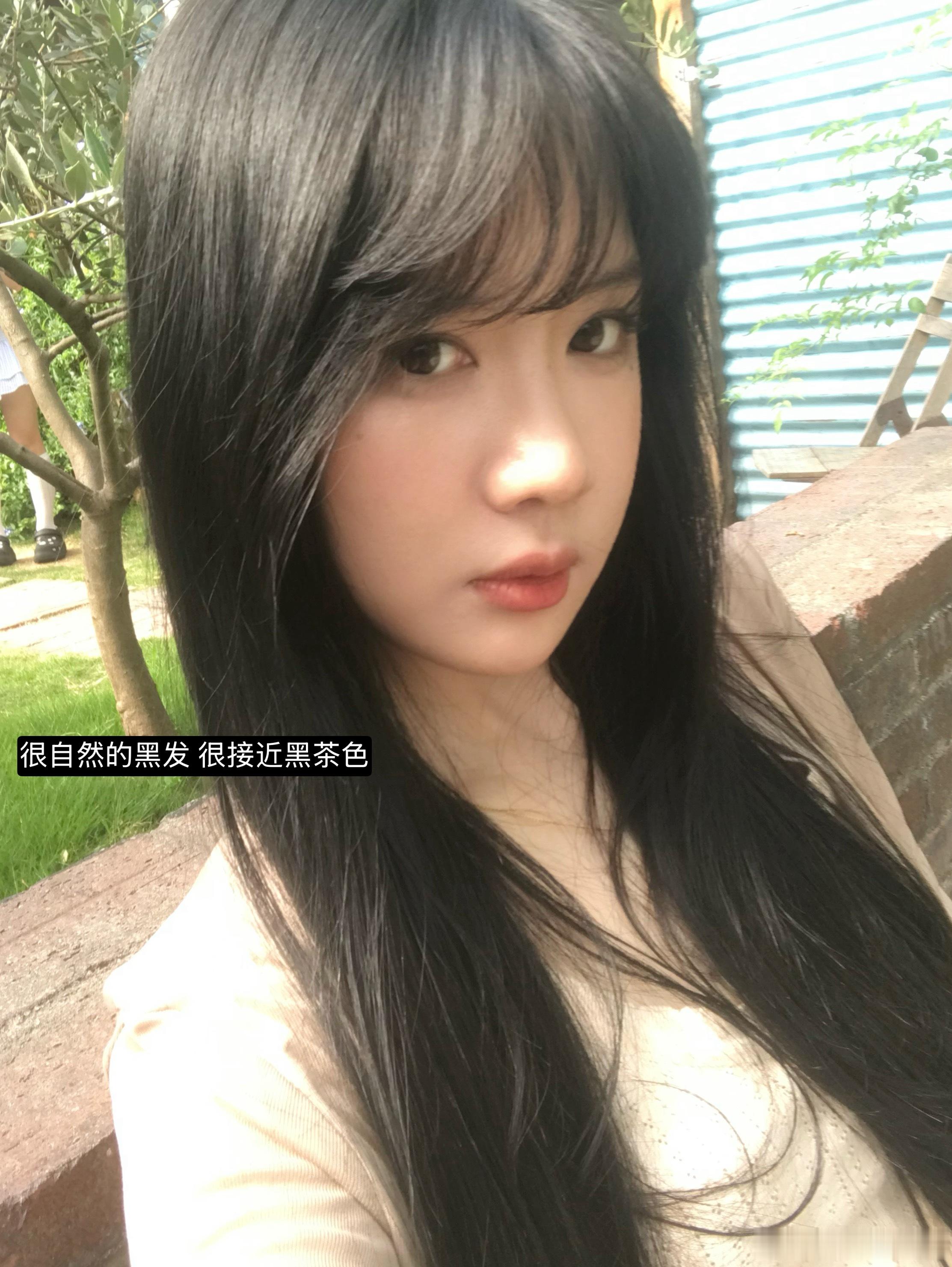 我头发染的是自然黑 比黑茶深一点点刚染完特别特别黑 黑得发蓝那种感觉洗了一次以后