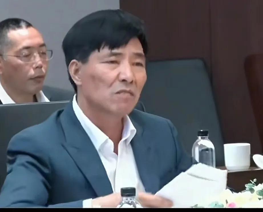 看来里面的健康生活真的改造人
刘阿宝走路也不摇晃了
说话也不抽抽了
人还有点长胖