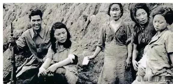 这张照片所拍摄的是抗日战争时期，日占区的日本鬼子和慰安妇，照片中的四位中国女子的