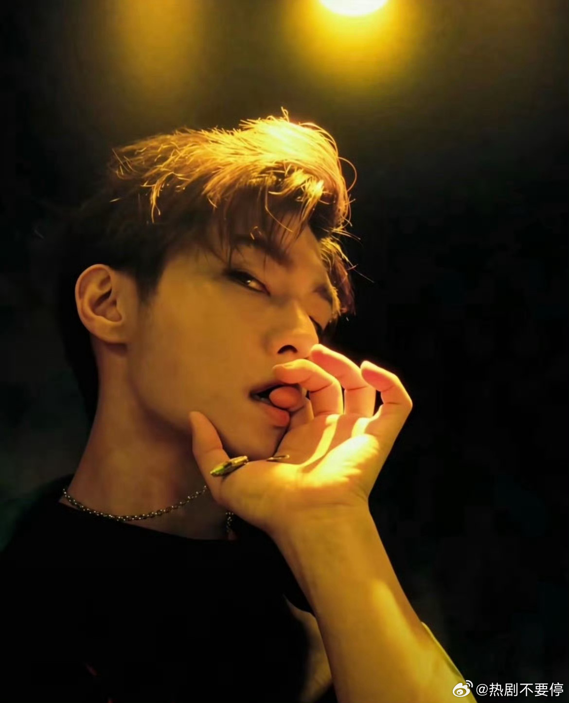 好考验颌面平整度的一个姿势炎亚纶 拍照姿势