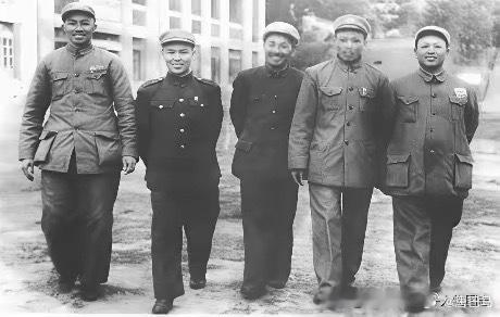 三野十兵团进军福州时合影。左起:刘培善、韦国清、叶飞、陈铁君、陈超寰。 