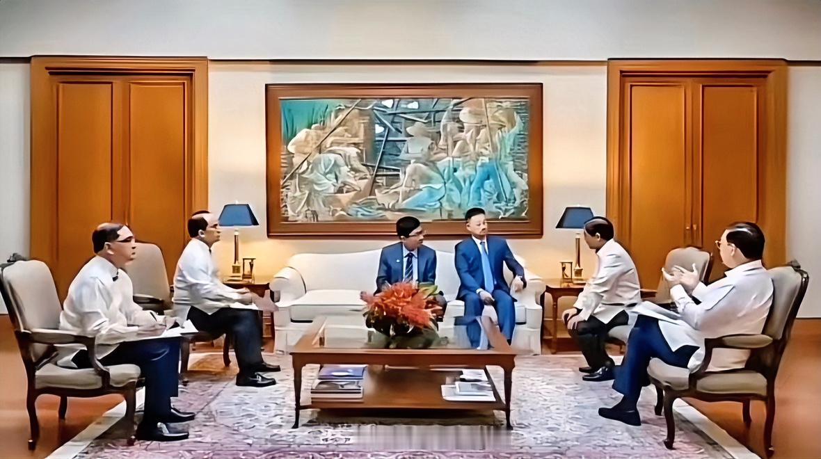 菲律宾总统小马科斯会见我驻菲大使井泉，这座位安排，挺有意思的。前一天中菲在仁爱礁