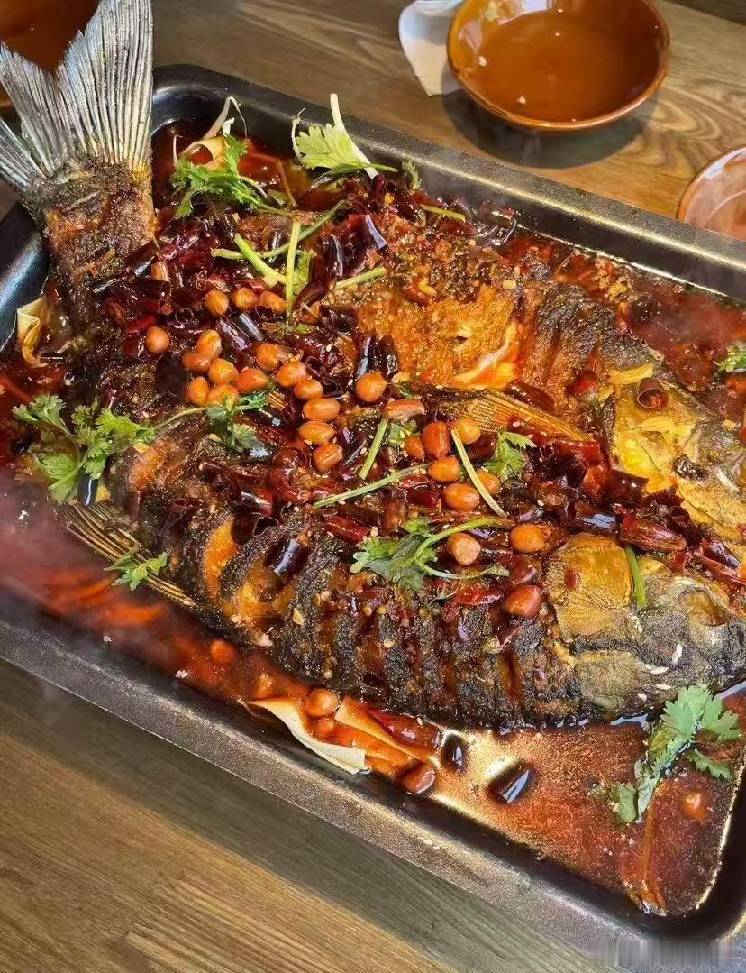 上海吃烤鱼还得百米赛跑 现在上海吃烤鱼都卷成这样了？百米赛跑式排队也太夸张，这热