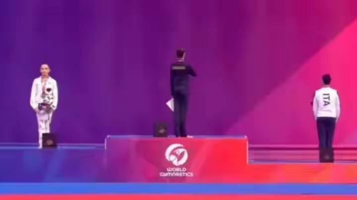 艺术体操世界杯奏乌克兰国歌时，俄罗斯运动员背过身去。 