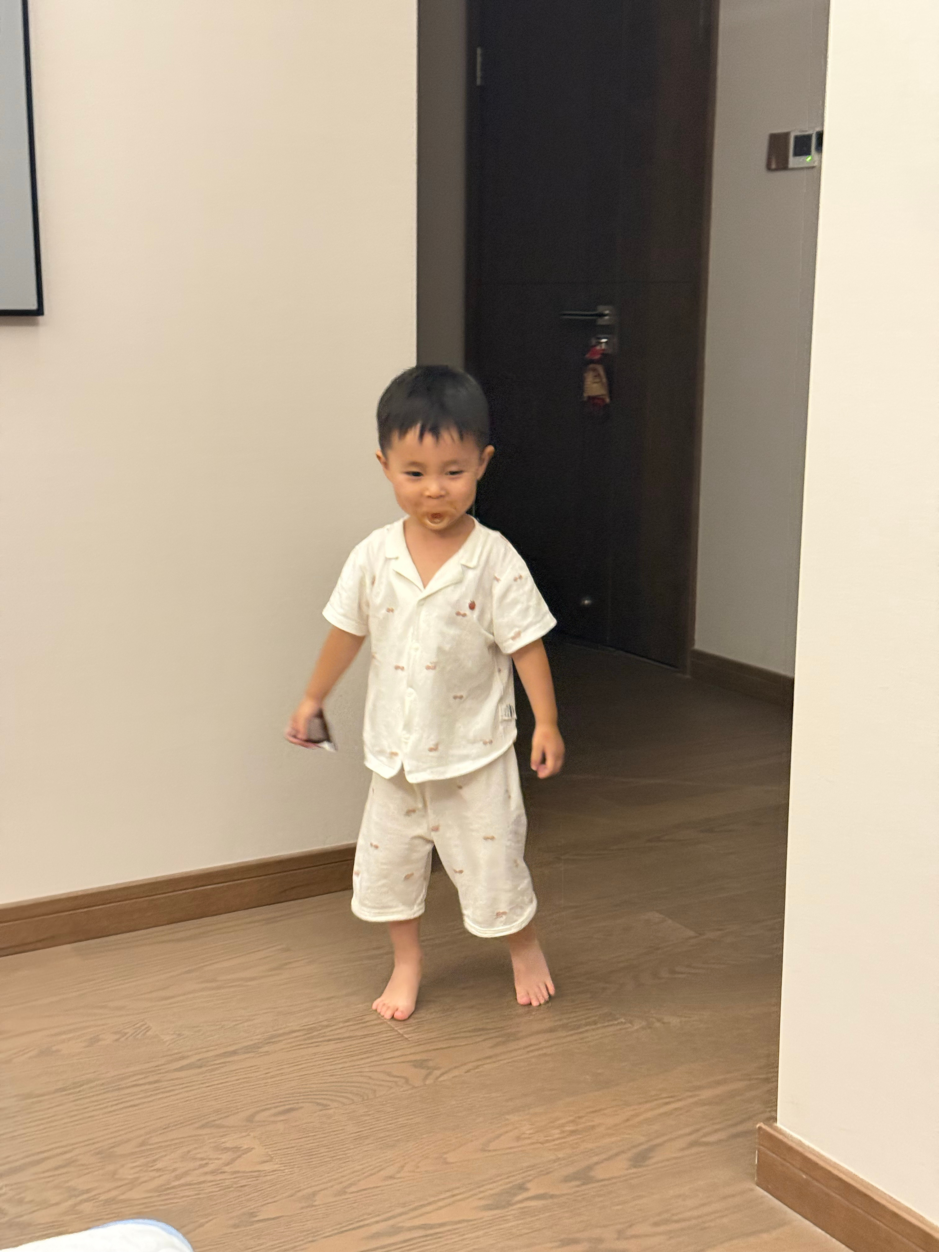👩：已经洗澡了，不要光脚，穿上拖鞋。👦👧：不要，我们穿高跟鞋走。👩：。。