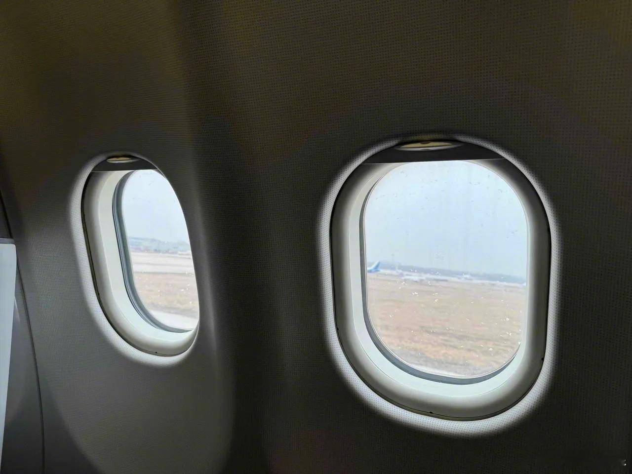 北京正在下雪，是今年冬天的初雪！看上去雪花飘飘，却一落地就化了。我1982年到北