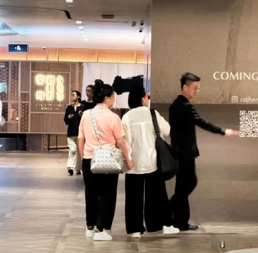 小S牵着妈妈逛K11商场，56岁的老公许雅钧还是那么帅！

国庆假期的香港K11