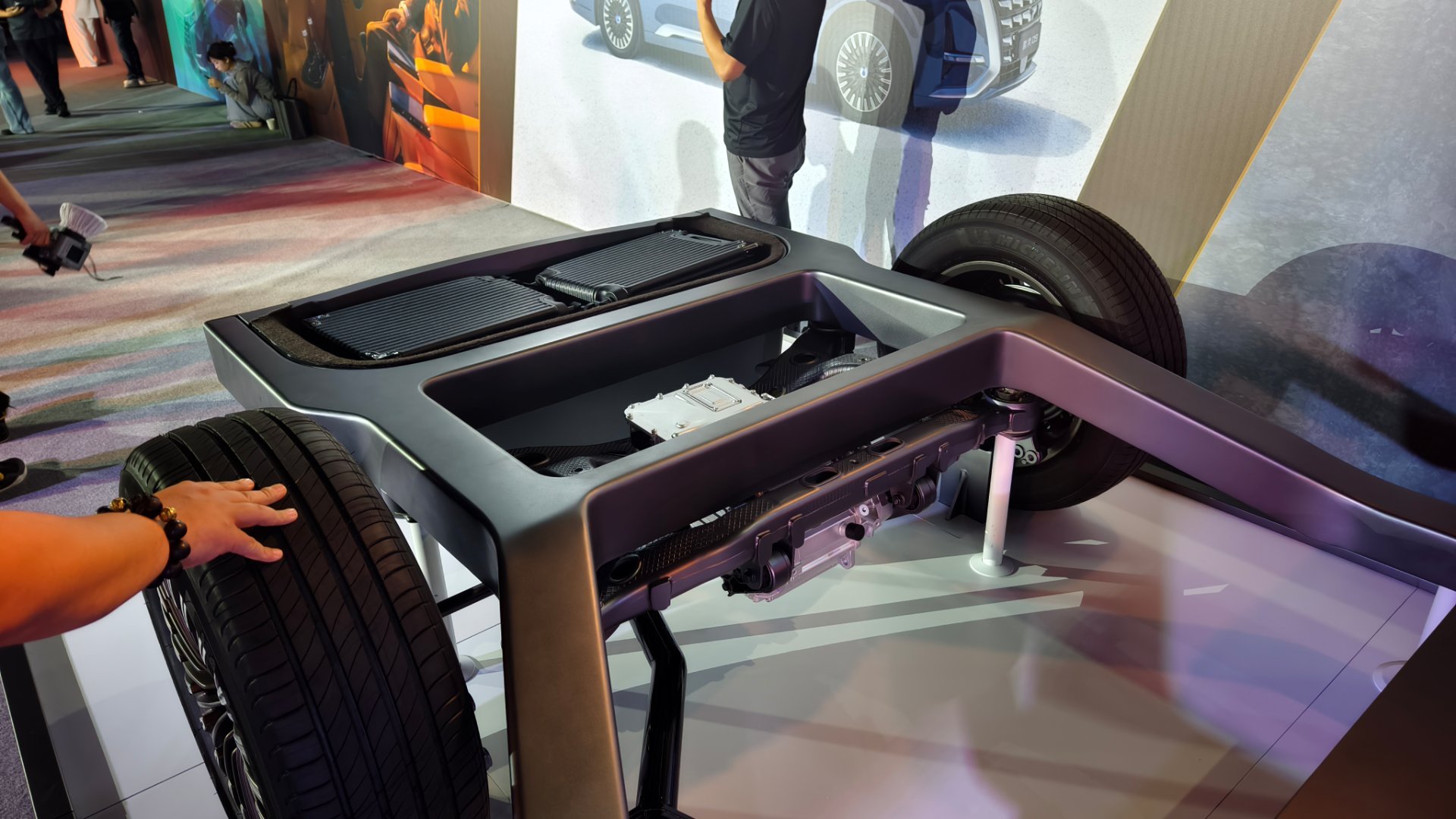 说白了，这次改架构就是典型的拿空间换技术。把前舱做得更紧凑、集成度拉满，调校成本