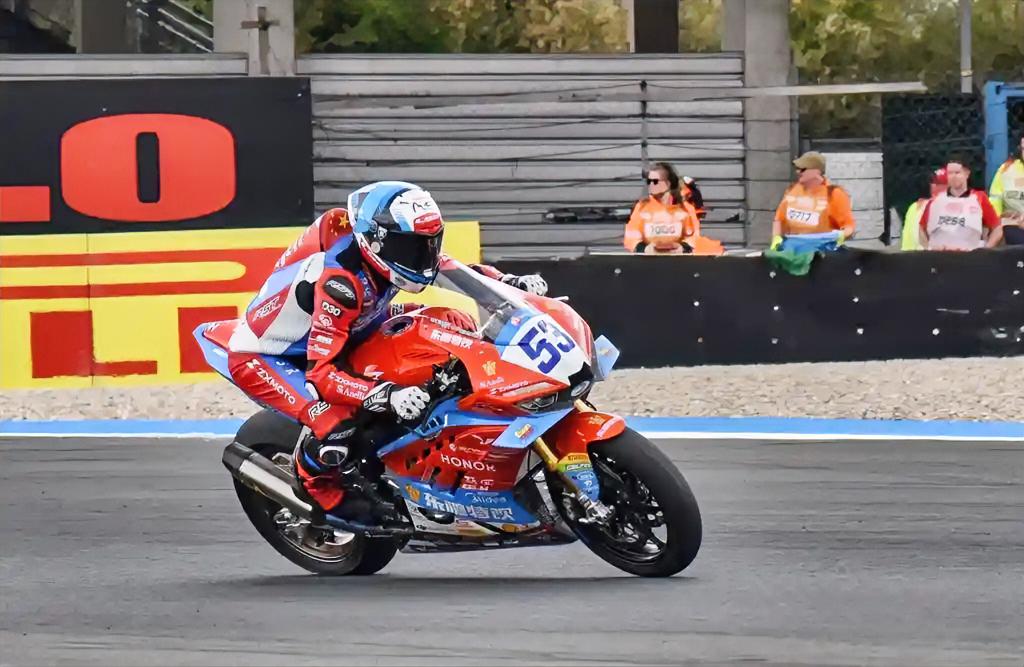 看完这场机车赛真的太意难平了！61、69号车手相撞赛场大乱，德比斯孤身杀出重围冲