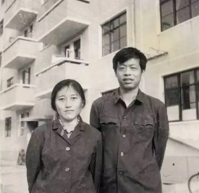 岳母李克林曾吐槽，王小波实在太丑了，我简直拿不出手。 后来，岳母便成了...