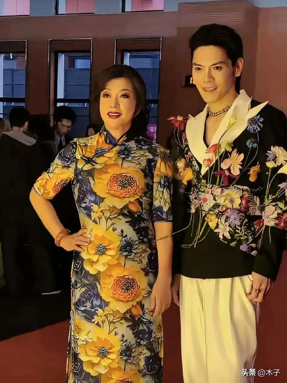 75岁刘晓庆和41岁向佐这张同框照，很多人说他俩同框意外和谐，是气场搭、颜值配，