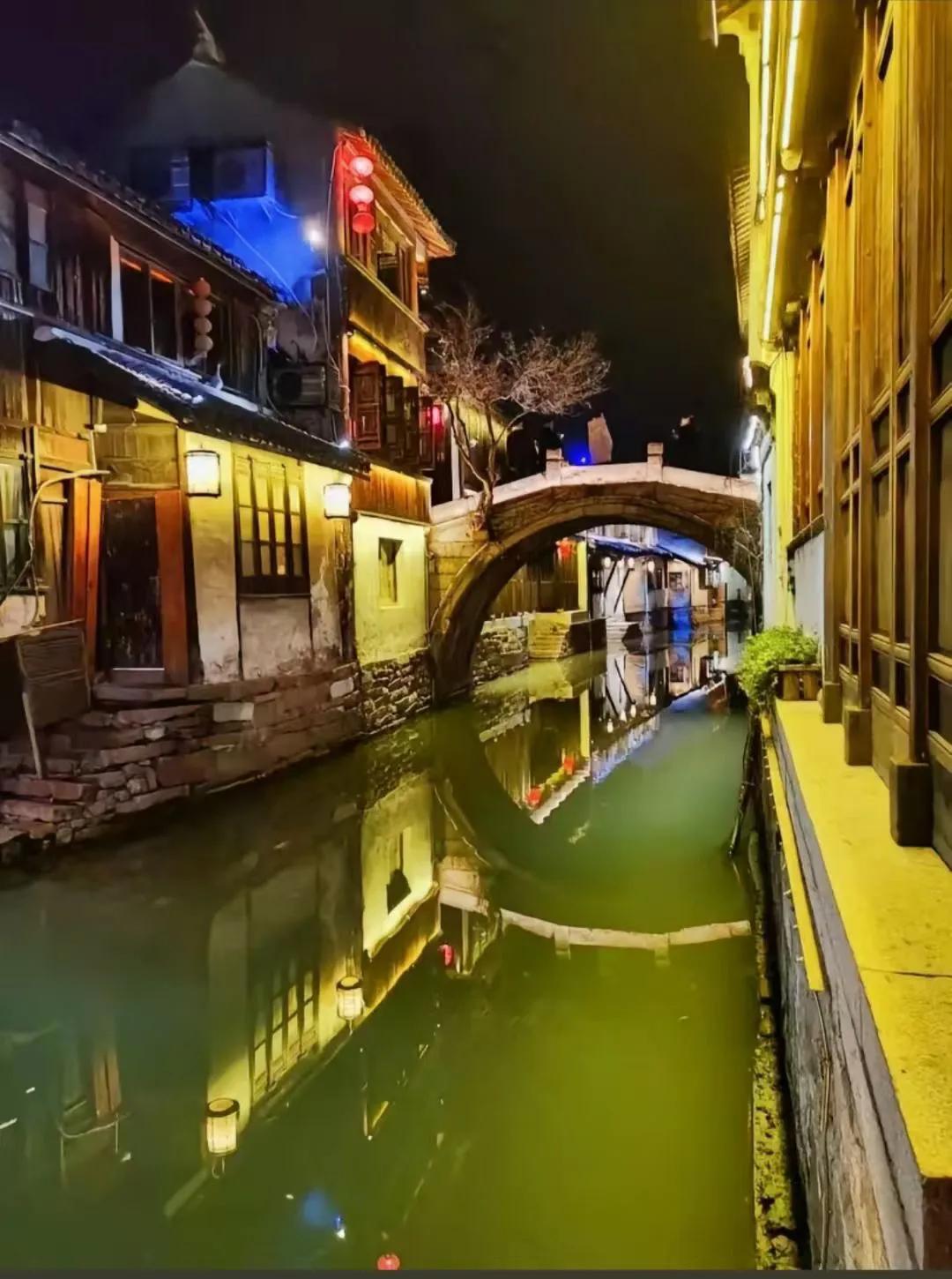 傍晚时分，平江路变得更加迷人。街道两旁挂起了红灯笼，与古建筑的青砖黛瓦相映成趣。