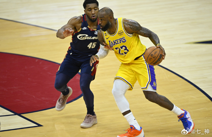 今天前NBA球员乔·约翰逊和主持人名嘴香农·夏普及查德·约翰逊参加了《Night