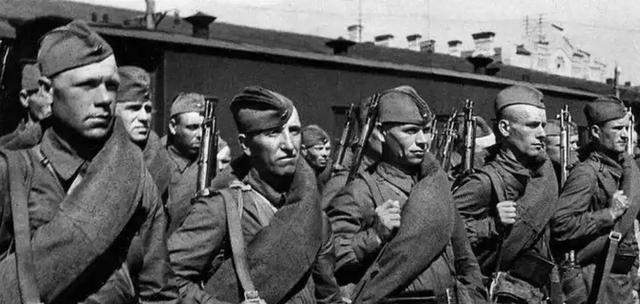 1943年，苏德战争中，苏军意外发现死去的士兵身上，竟然有3、4个密集弹孔。以德