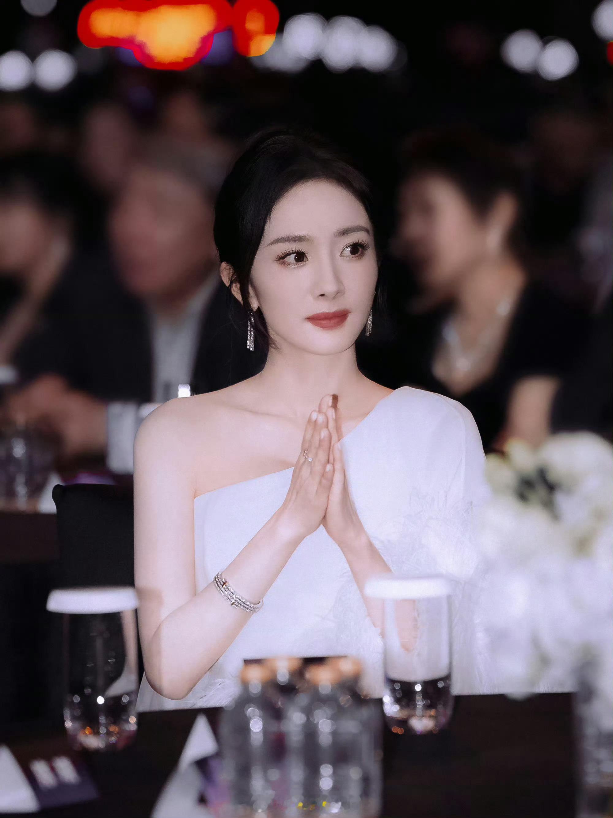 杨幂[超话]  山湖海色不映你，我一直爱你🎐生万物 ​​​