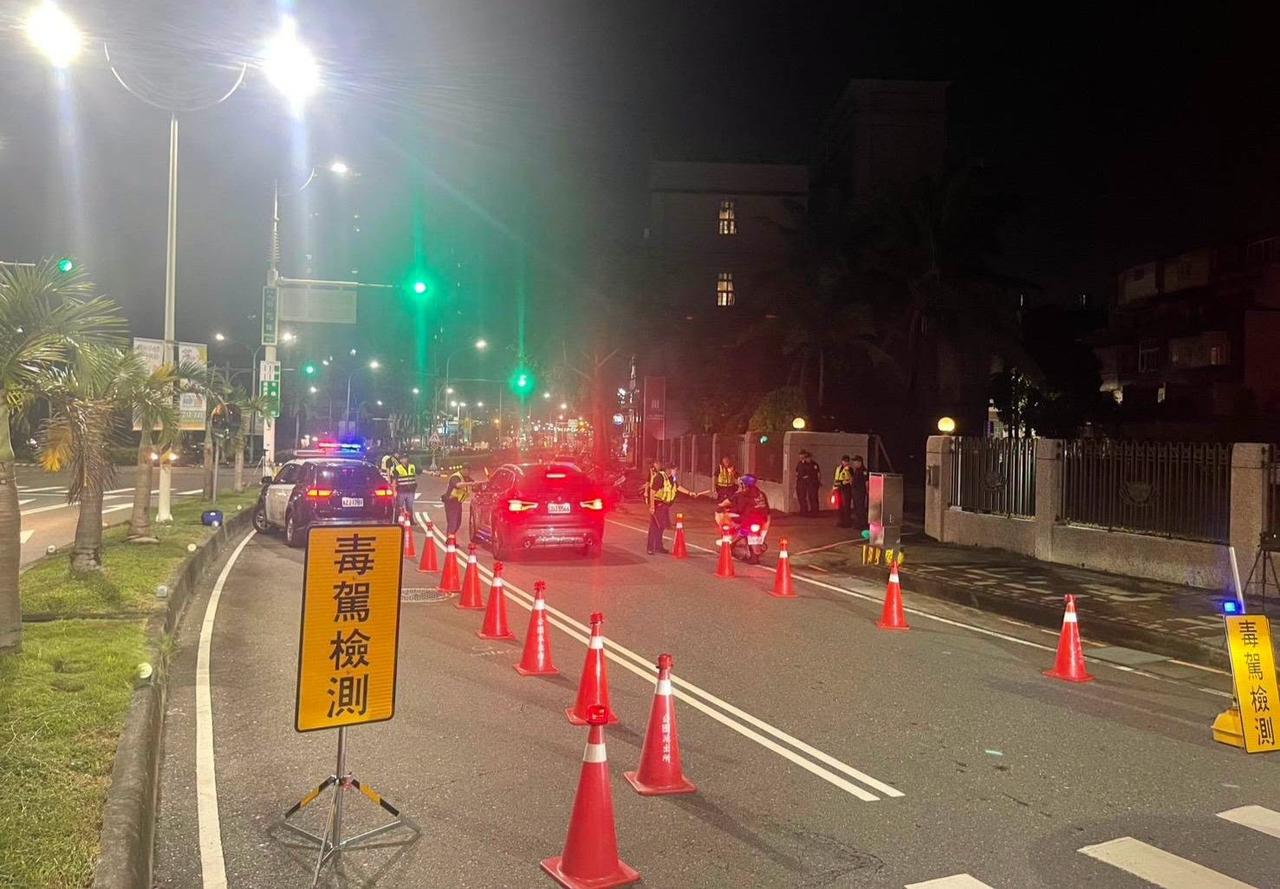 据对岸网友：台湾省毒品泛滥失控，现在查毒驾都配步枪了。
仅仅只是毒驾就暴增200