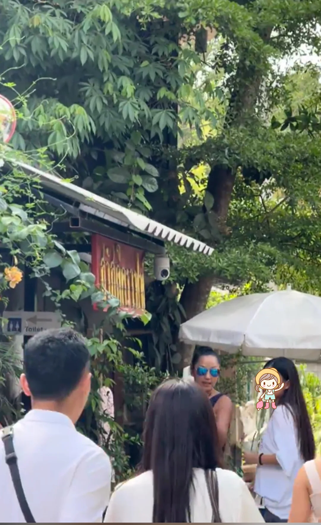 瞿颖一家四口在泰国被偶遇，她陪着男友和男友的两个女儿在清迈度假。 