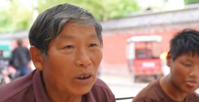 生三行那会儿，树兰兜里就二百块，是芳芳全家拿钱送医、跑前跑后。后来跟明芳团队拍视