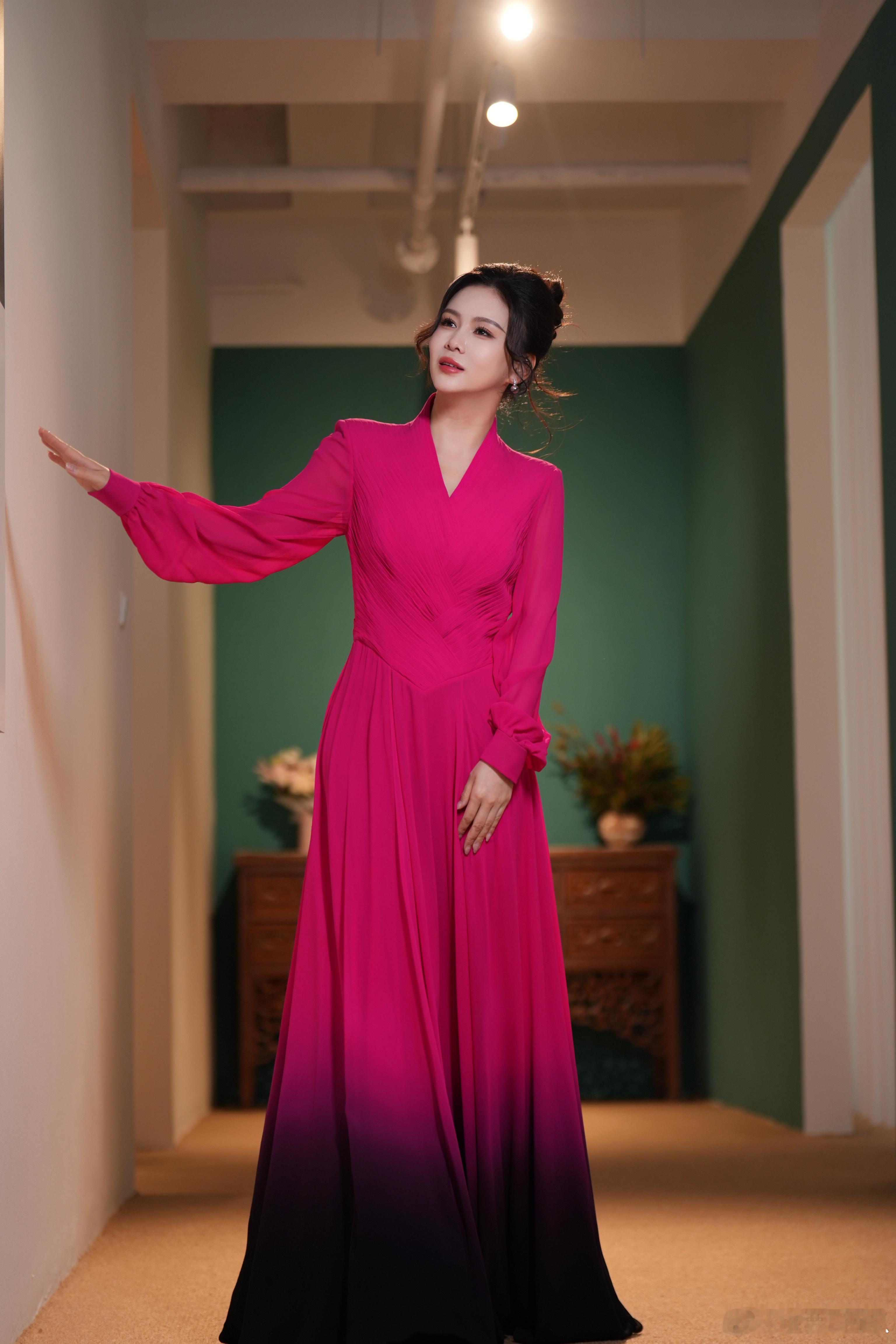 主持人刘美希 凤凰财经刘美希的时尚品味太在线，酒红提花西装、雾霾蓝收腰套装，不同