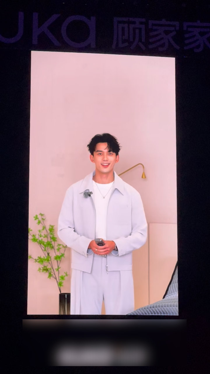 吴磊舒服磊 吴磊的“舒服”从来不止外表，更是通透的生活态度。片场专注投入，骑行自