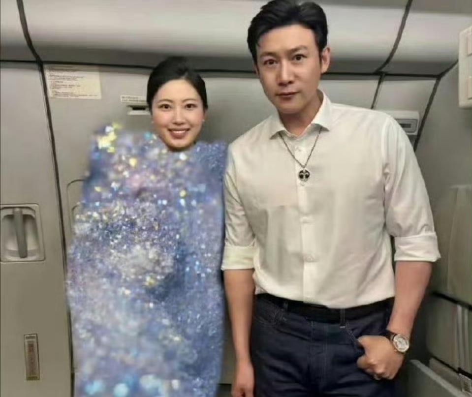 陆毅合照里的马赛克比剧情还抓马
 
空姐陆毅合照，这马赛克离大谱！
衣服马赛克厚