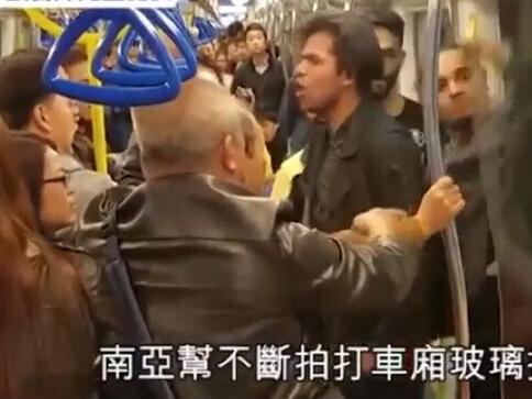 香港地铁车厢里，三名醉醺醺的印度青年强行围堵调戏一名19岁中国女孩，就在这千钧一