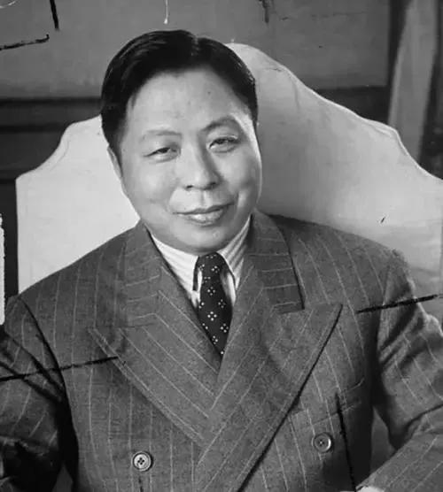 1952年，蒋介石过生日，请吴国桢吃饭，第二天还派一个司机送他回去，谁知半路上，