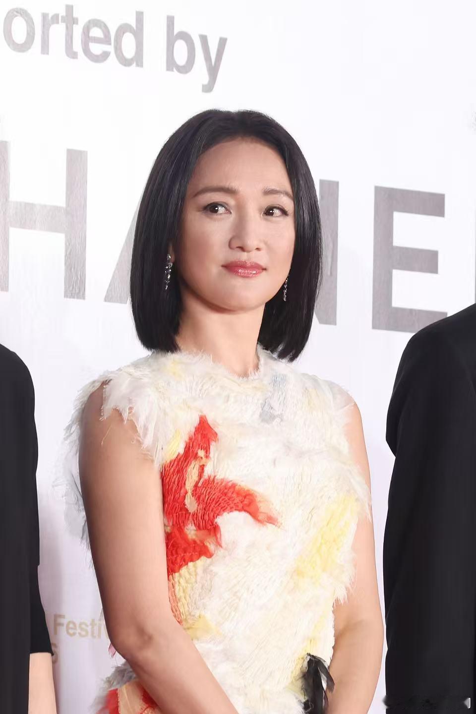 周迅釜山电影节首穿香奈儿高定 高定很美，但更打动人的是她还在认真挑作品、认真走到