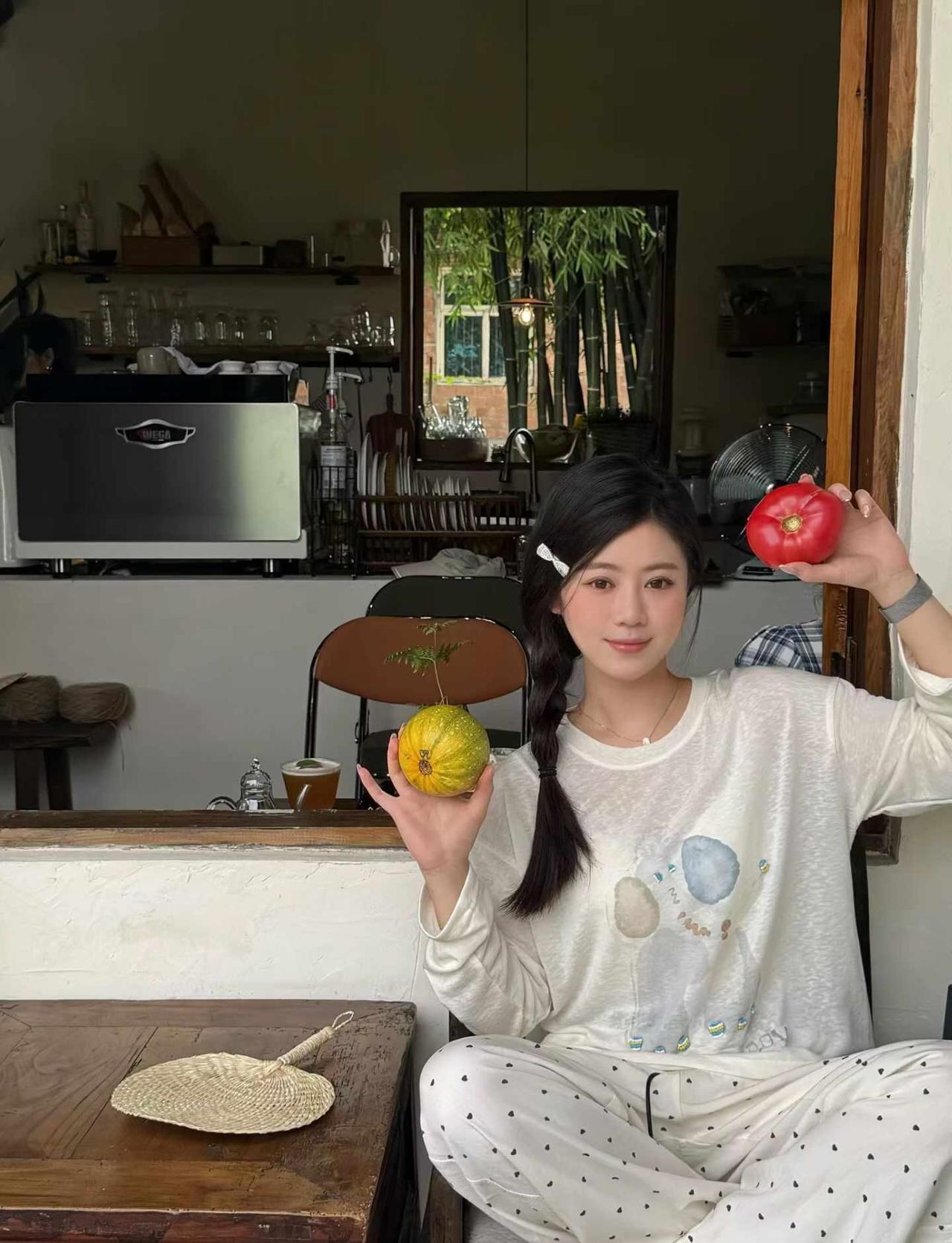 今日穿搭灵感：怎么舒服怎么来❤️
淡人的穿搭 松弛感搭配 舒适与风格 咖啡店旅行