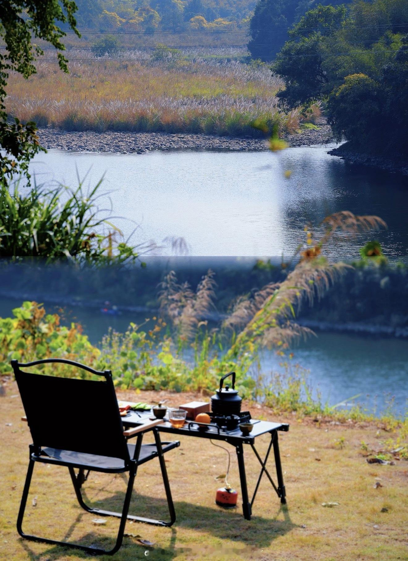人一生除了赚钱，  剩下的时间，  要离人远一点。  盼你好的只有父母，  看你