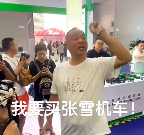 张雪机车太牛了。
之前看她骑着重200多公斤的国产春风450SR跑赛道，连续3圈