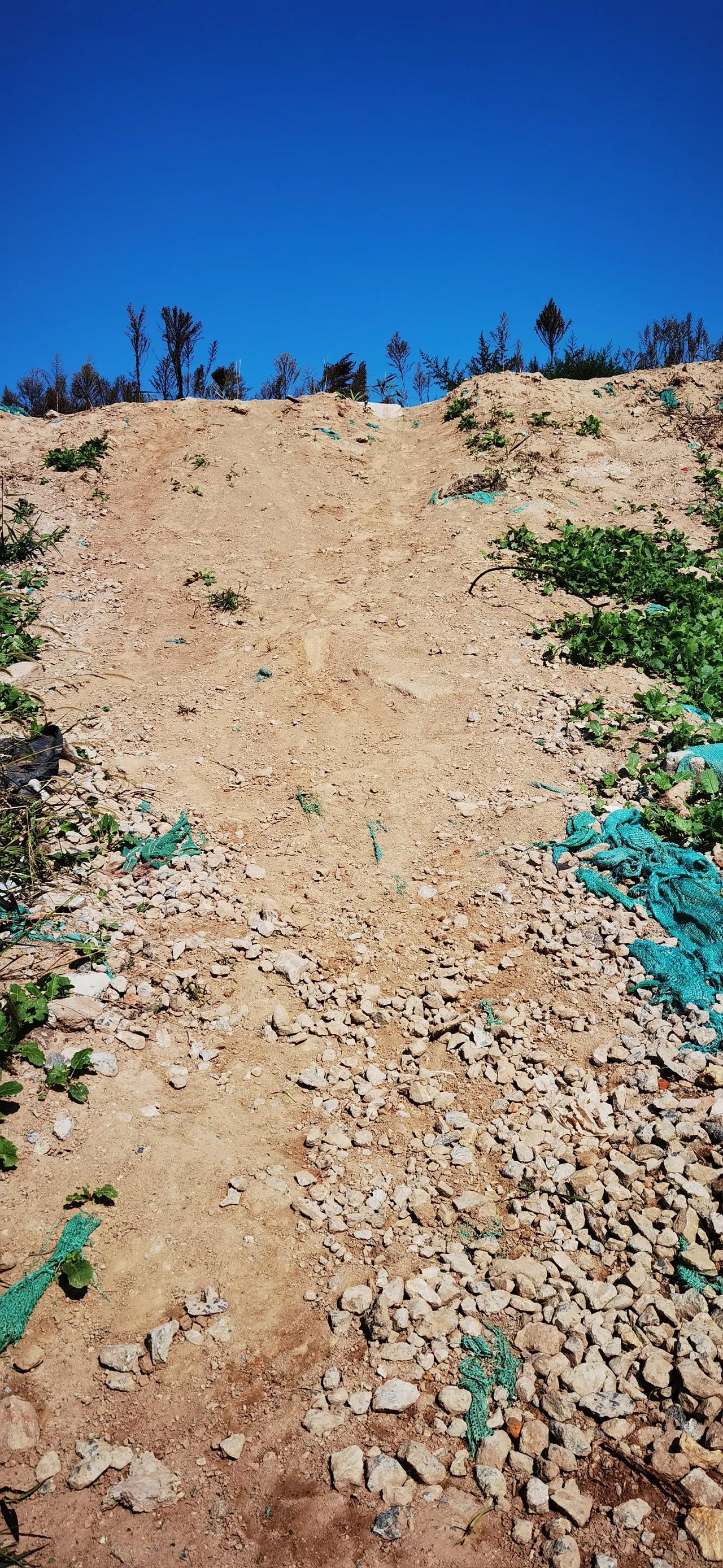 小土坡，很陡很滑，经常登山的我也，爬上去还挺费劲，但是登顶后那种居高临下，远眺的