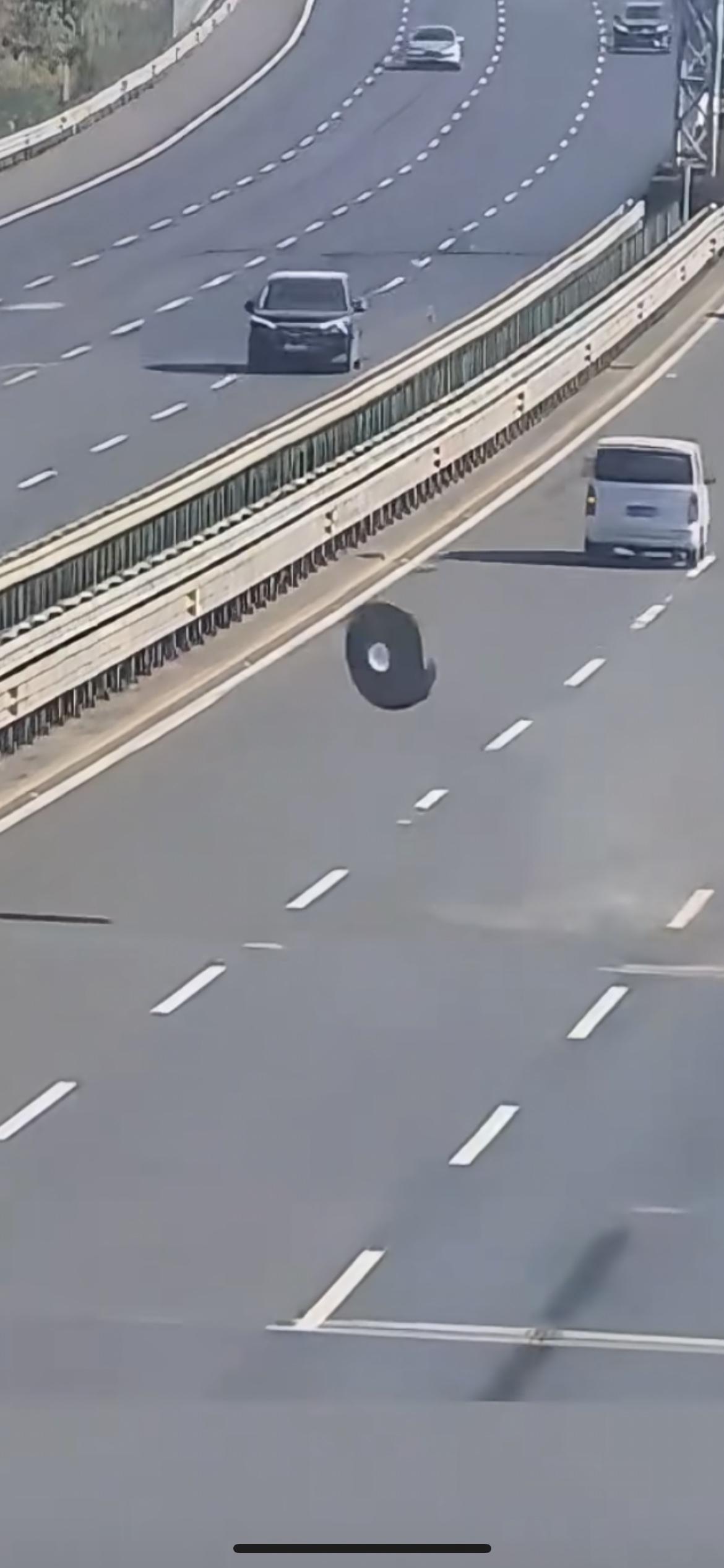 12月19日，G92杭州湾环线高速路绍兴段上货车备胎“冲”上天，飞起来5米高，掉