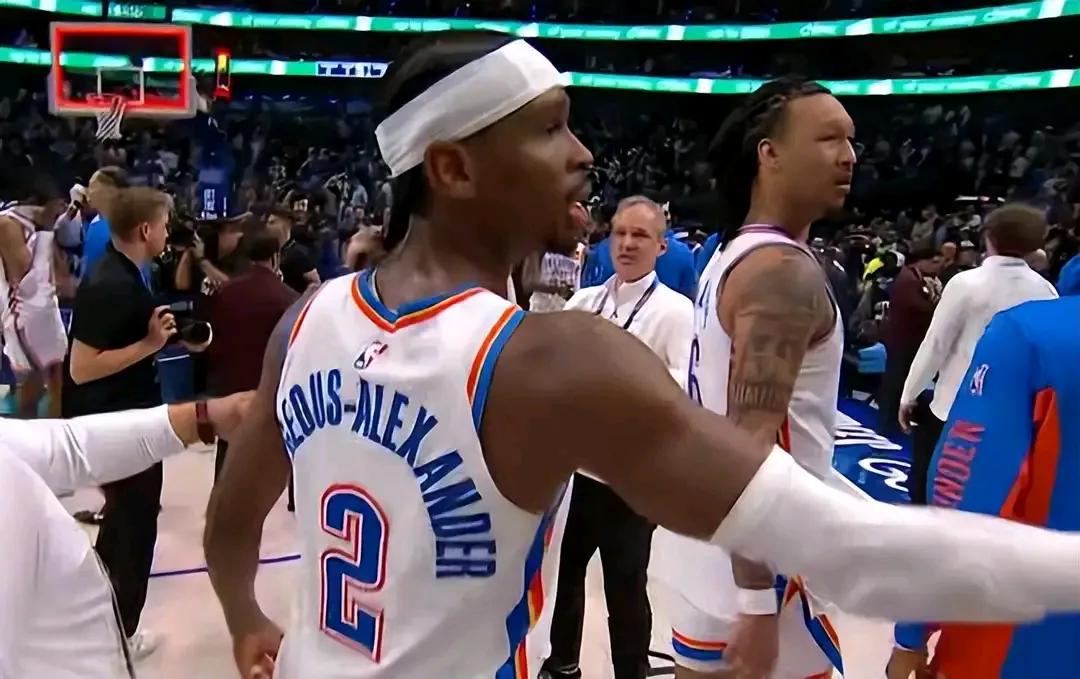 雷霆正在联系火箭，想用多个首轮签向上交易，换探花签选中锋。
第一，雷霆25年选秀