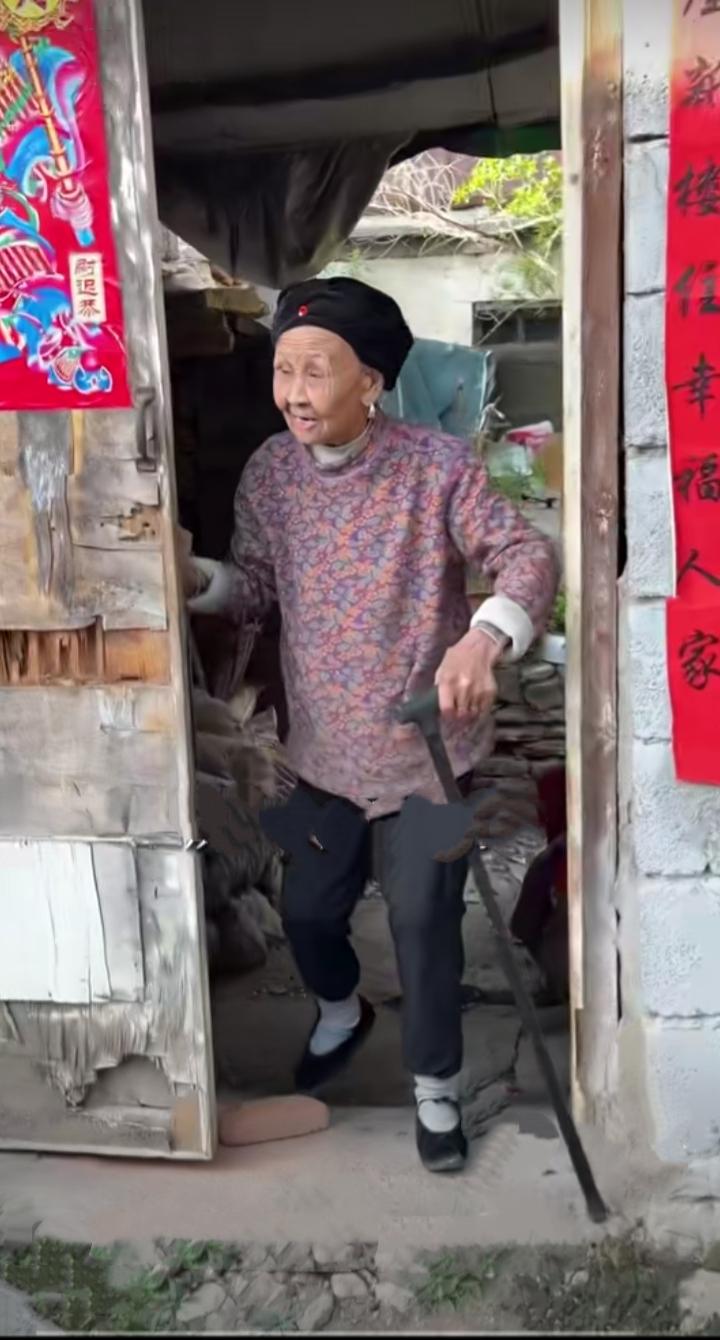 长寿与饮食与生活习惯无关！
     这位老奶奶已经106岁高龄，仍精神矍铄、思