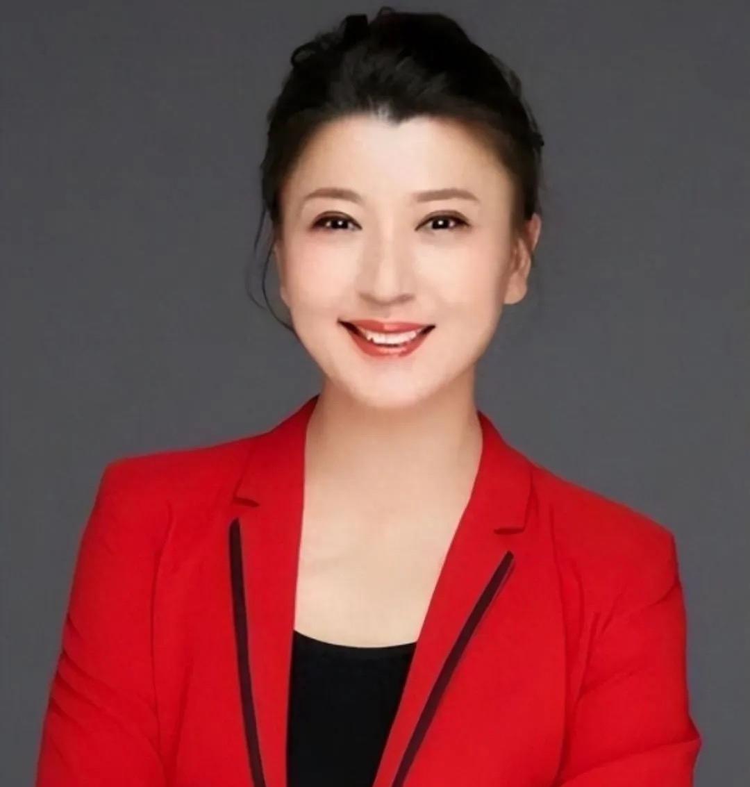 本以为会有个像样的交代，结果点开视频，差点把隔夜饭吐出来。

这位大妈那白眼翻的